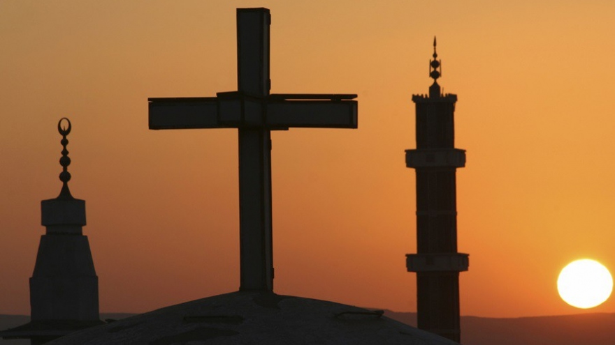 Người Hồi giáo cầu nguyện ở nhà thờ Công giáo Đức để bảo đảm giãn cách